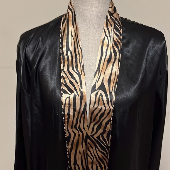 Etinne robe. Black with animal print lapel, large - Picture 3 of 6